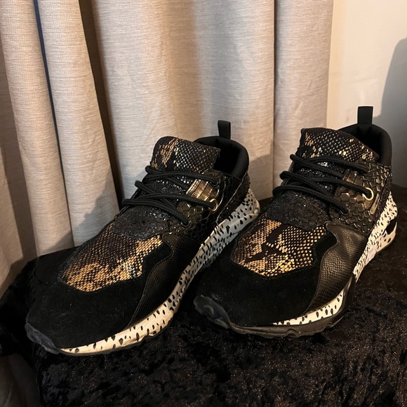 Upper black and gold snake print with polka dot black and white sole. - Picture 5 of 13